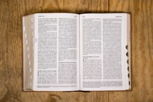 Pourquoi je lis ma Bible en format papier